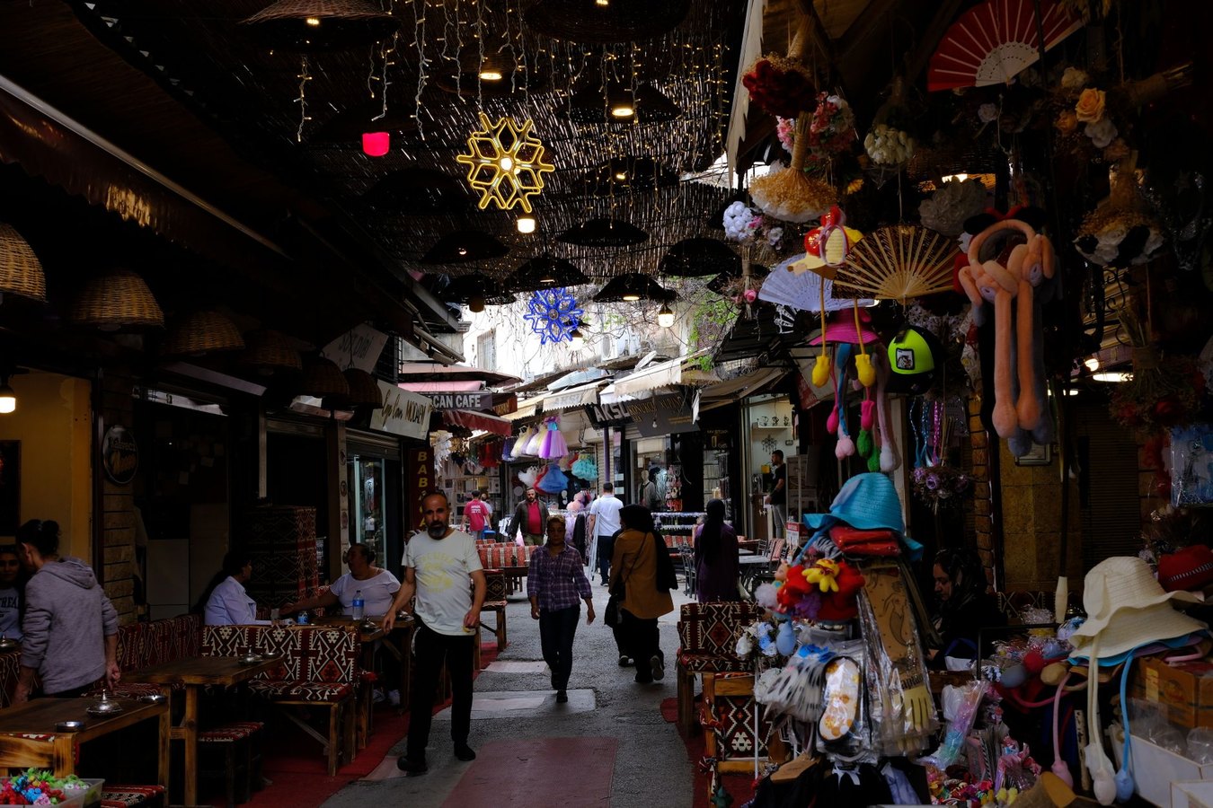 مطعم صغير مع شهادة صحية معروضة